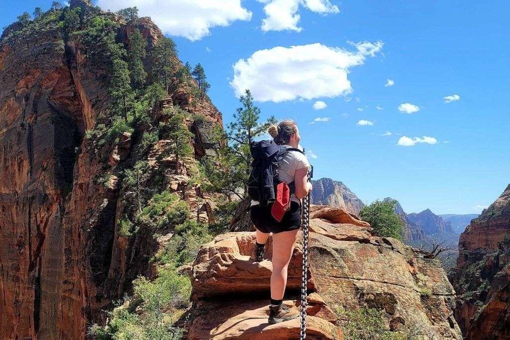 walking the chain on angels landing