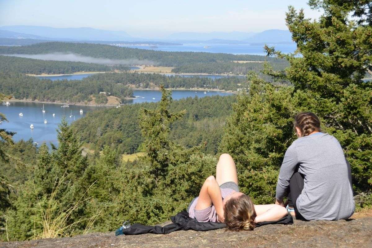 two women hiking in Washington State